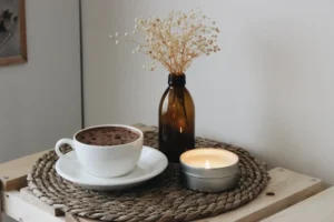 Heiße Schokolade, Vase und Kerze