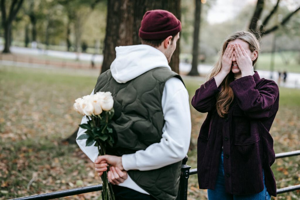 Ein Mann schenkt einer Frau Rosen