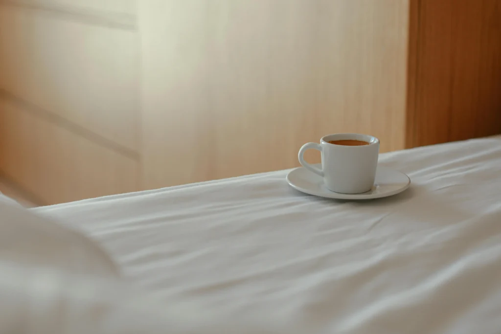 Kaffetasse auf Bett