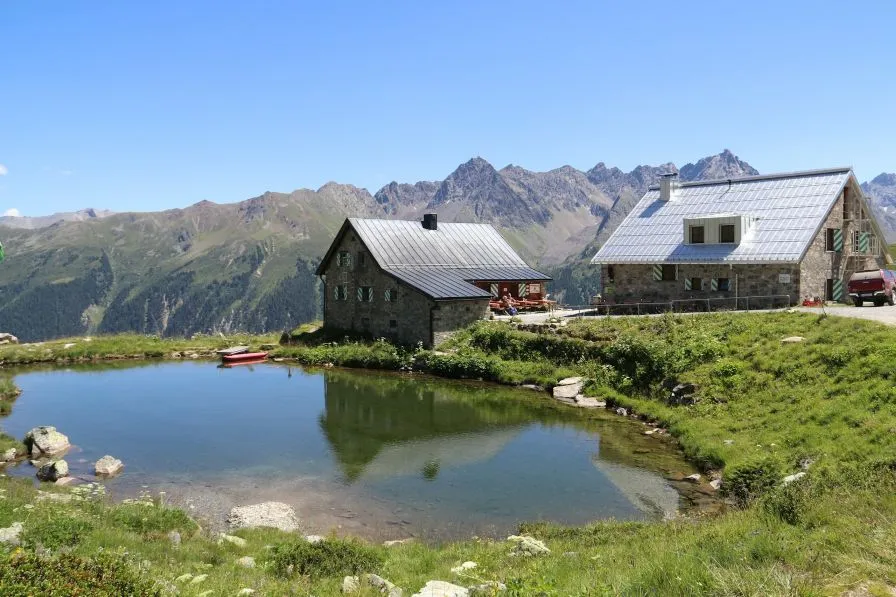 Alm mit See