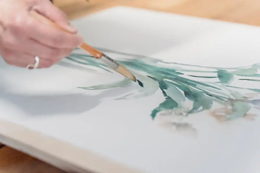 Frau malt ein Aquarellbild 